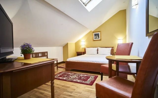 Cozy Attic Room VI