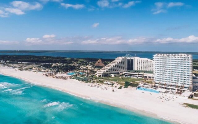 Отель Coral Level at Iberostar Selection Cancun пляж
