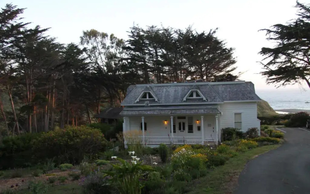 Elk Cove Inn & Spa
