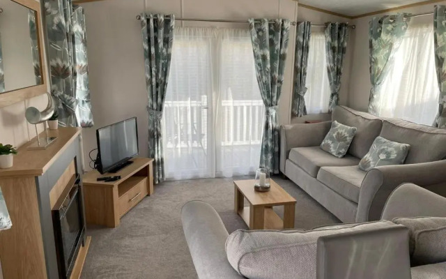 Yorkshire Lodge with Hot Tub