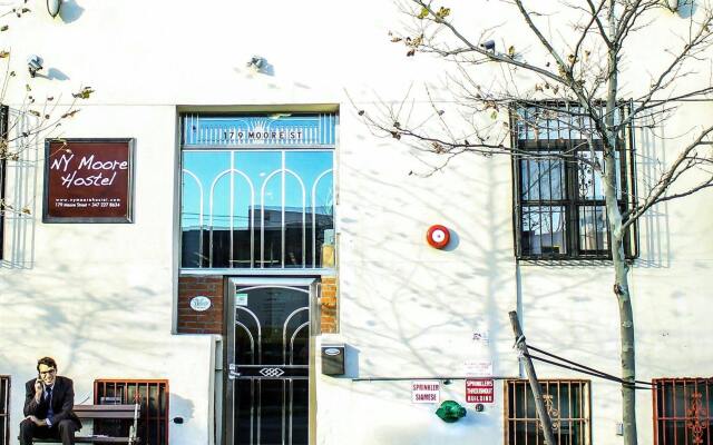 Отель NY Moore Hostel США, Нью-Йорк - 1 отзыв об отеле, цены и фото номеров - забронировать отель NY Moore Hostel онлайн вид на фасад