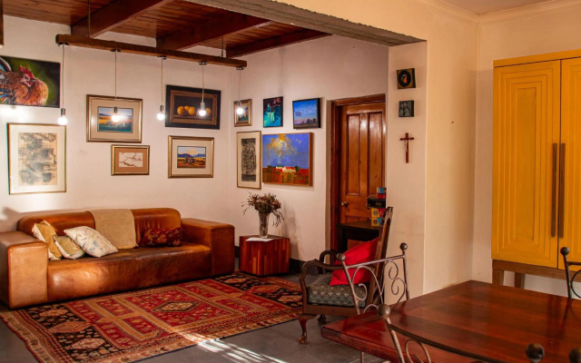 Ebonymoon Guest House and Studio