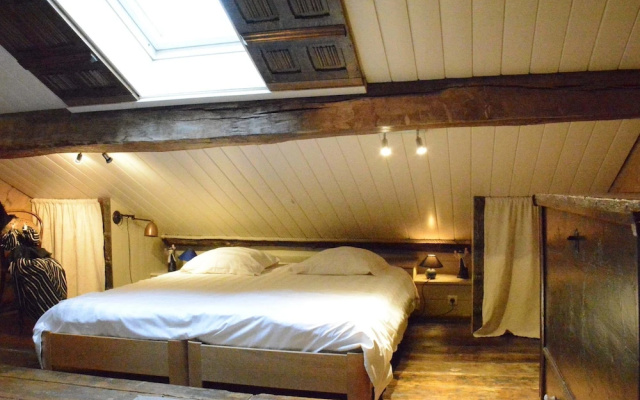 Cozy Holiday Home in Bièvre with Hot Tub