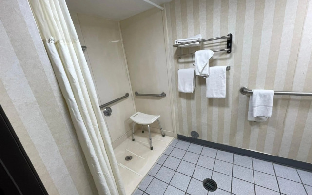 Quality Inn & Suites Gibsonia - Pittsburgh North