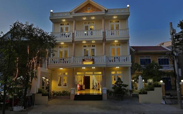 Отель Han Huyen Homestay Хойан вид на фасад