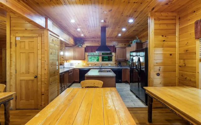 Dogwood Grand Cabin Hot tub and Games