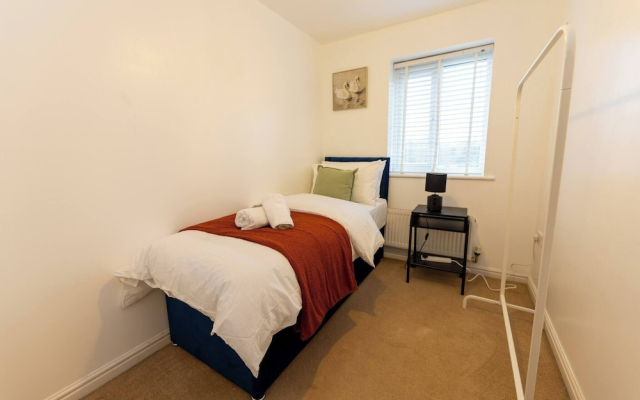 Charming 5-bedroom Townhouse in Central Gloucester