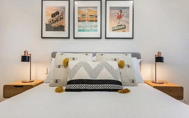 Beautiful 2-storey Unit With Balcony Near Smith St