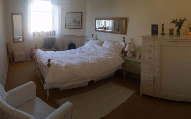 4 Bedroom Flat In Edinburgh City Centre