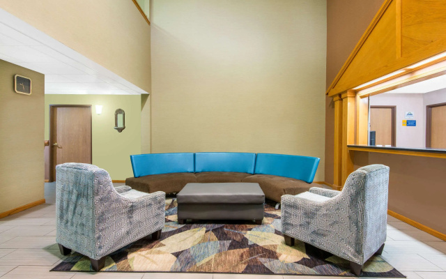Days Inn & Suites by Wyndham Wichita