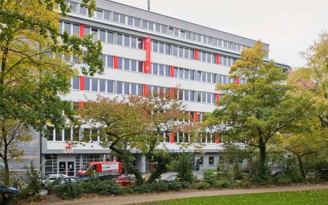 Meininger Hotel Hamburg City Center Гамбург вид на фасад