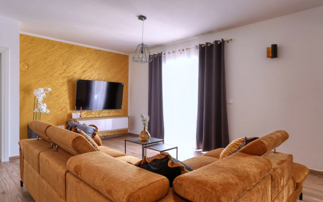 Villa Orkula With Heated Pool