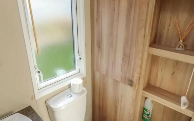 Caravansleeps6-freeparking-quietretreat-nature