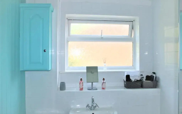 Beautiful 3 bed house Sleeps 6 Free Parking!