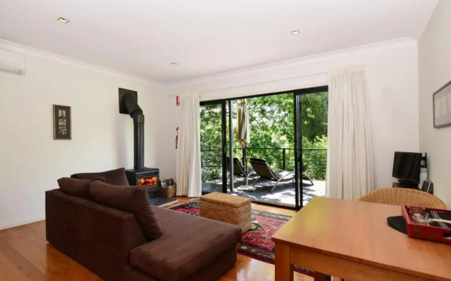 Cloudsong Chalet 4 - Close to the village centre!