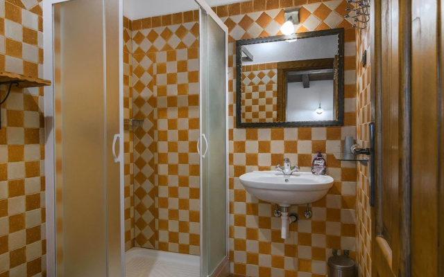 Spacious Villa in Tinjan With Pool