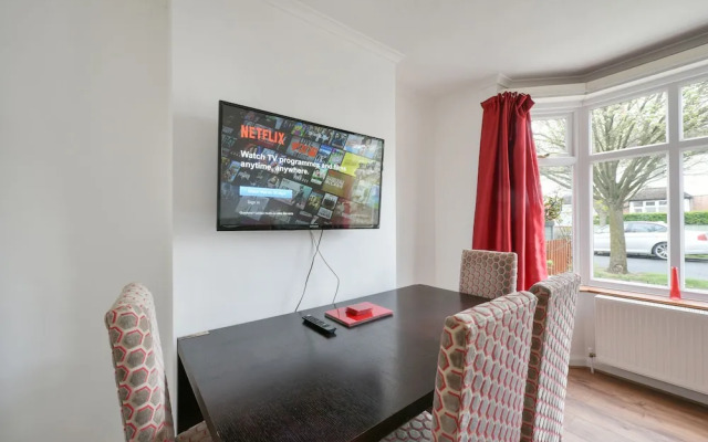 Dirac Lodge 4-bedroom House