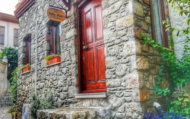 Metis Stone Home