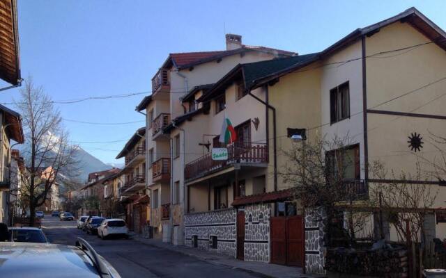 Отель Family Hotel Santo Bansko Болгария, Банско - отзывы, цены и фото номеров - забронировать отель Family Hotel Santo Bansko онлайн вид на фасад