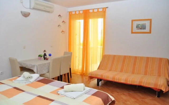 Ivi - big Parking and Courtyard - SA3