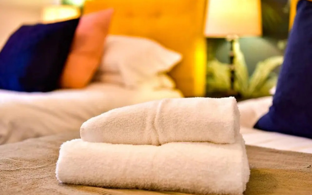 House - Sleeps up to 9 & Free Parking