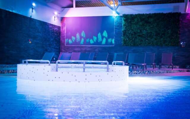 Village Hotel Manchester Cheadle вид на фасад