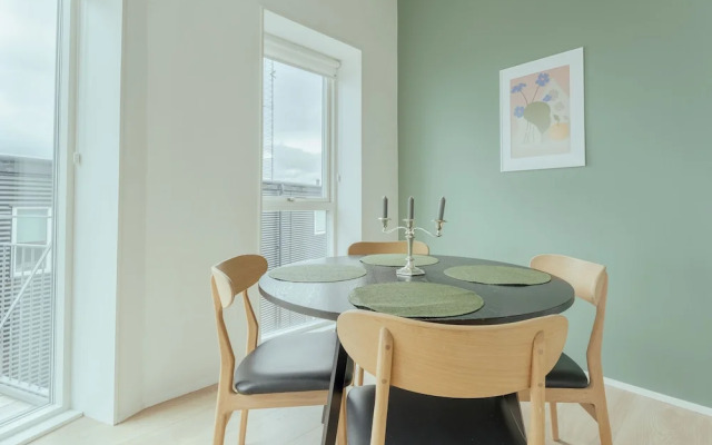 Delightful 2 Bedroom Apt | Balcony | Parking