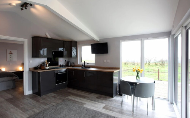 Deerfin Rentals. Private Chalet with Hot Tub