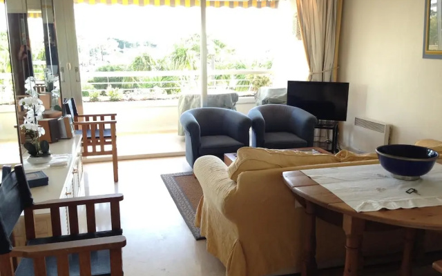 Apartment With 2 Bedrooms in Villeneuve-loubet, With Wonderful sea Vie