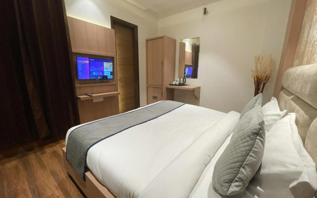 Hotel Crown Savoy, Near Railway Station & GURU NANAK DEV UNIVERSITY