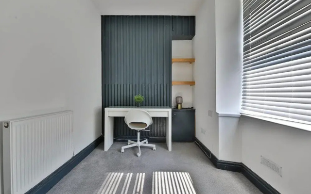 Bright 3-bed Swansea House + Parking