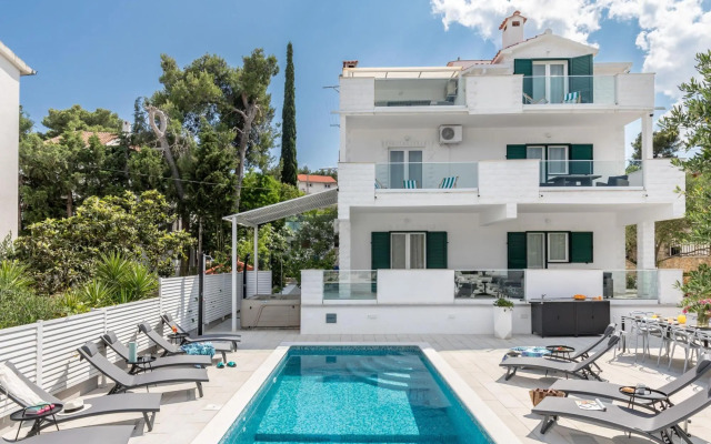 Apartment 5 km From Trogir's Center