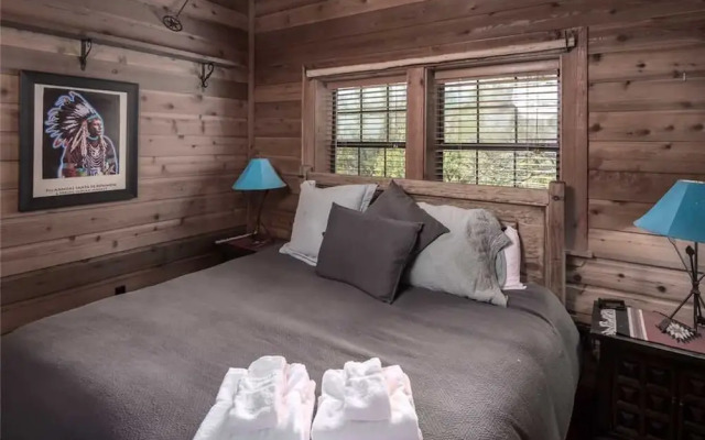 Buena Vida - Three Bedroom Cabin with Hot Tub