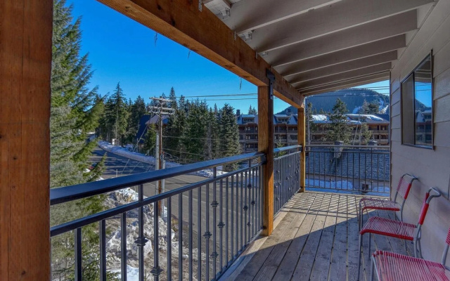 Geothermally Heated Outdoor Pool and Scenic Deck - Cozy Studio Retreat