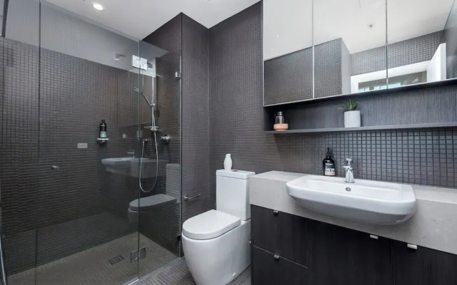 Inner-city Apartment Minutes Walk to Dining Hubs