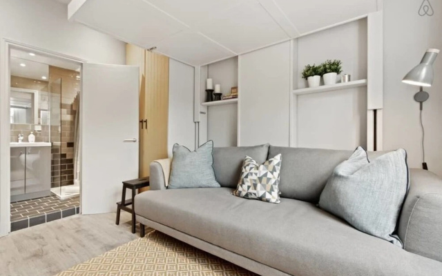 Contemporary Studio W/suspended Bed in Camden Town