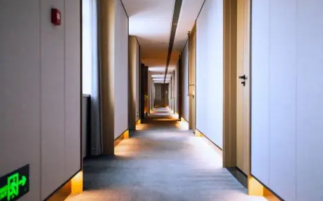 Yuerong Hotel (Liaoyang Liaohua Tesco)