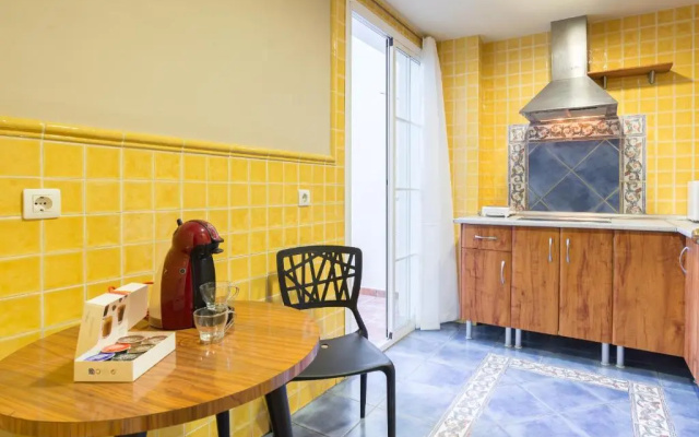 GR0-Quiet apartment, Private backyard, Walk to Old Town