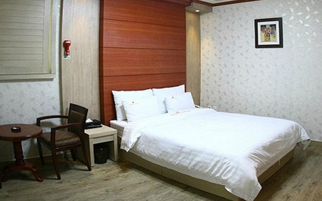 Metro Pole Tourist Hotel