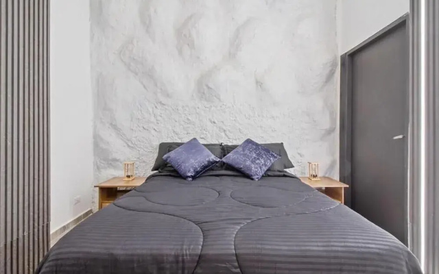 6 BR with Jacuzzi 1 block from LLeras