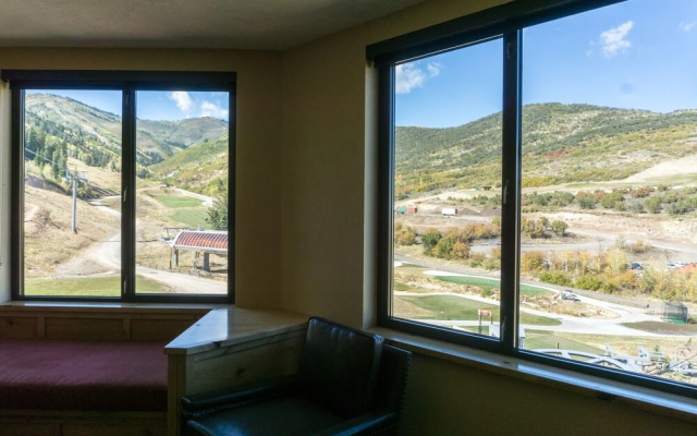 Grand Summit Hotel Spacious Family Suite by RedAwning
