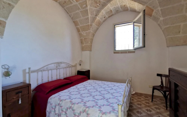 Antico trullo ristrutturato con piscina e giardino