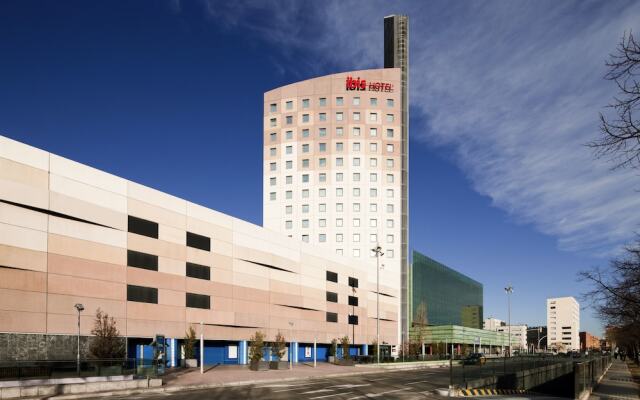 Отель ibis Barcelona Meridiana вид на фасад