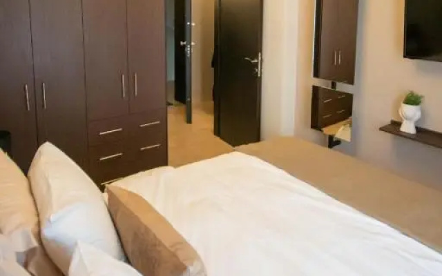 Kate's Luxury Apartment with Private Parking