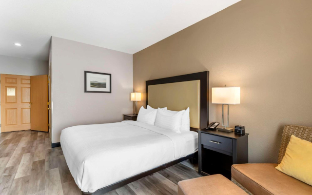 Best Western Plus Des Moines West Inn & Suites