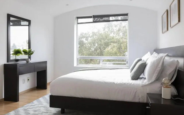 Deluxe Condo With GYM and Garden Near La Mexicana Park
