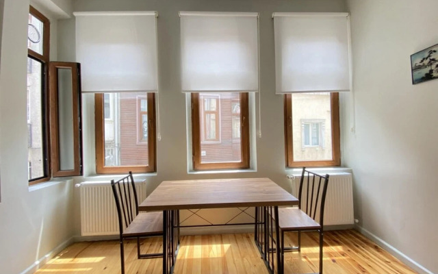 Flat With Balcony Near Flower Passage in Beyoglu