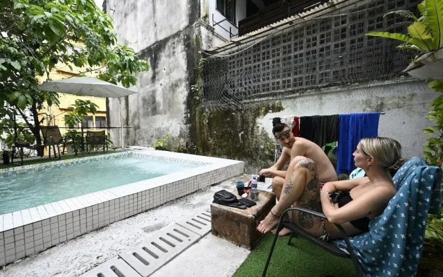 Poolside By Mingle