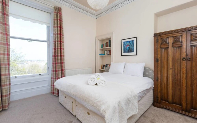 Lovely New Town 2 Bedroom Flat With Fireplace