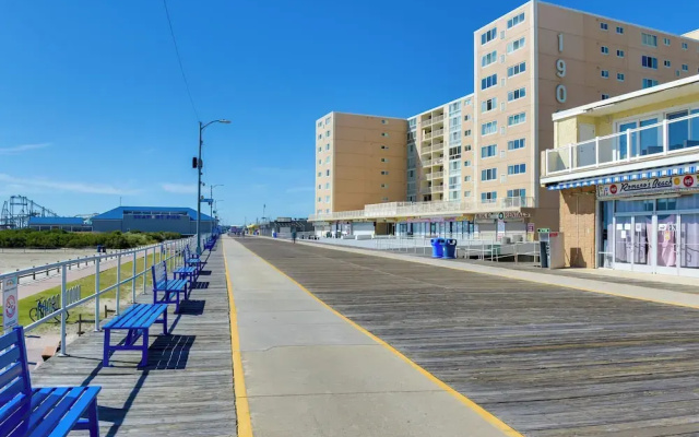 Spacious Wildwood Townhome w/ Covered Balcony